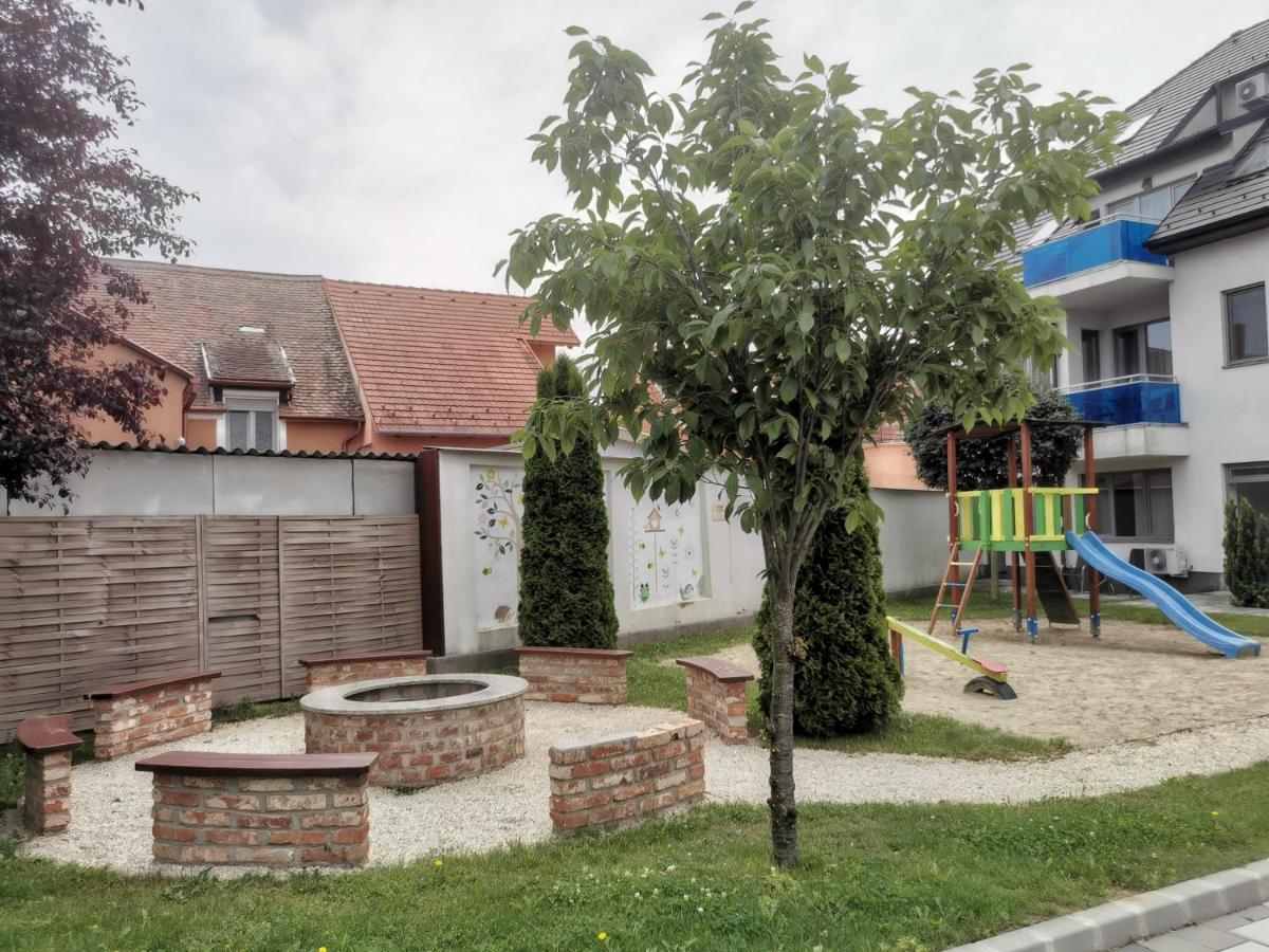Szabo Lux Apartman Шарвар Экстерьер фото
